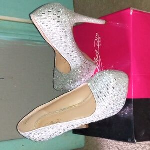 Sparkly high heels 👠